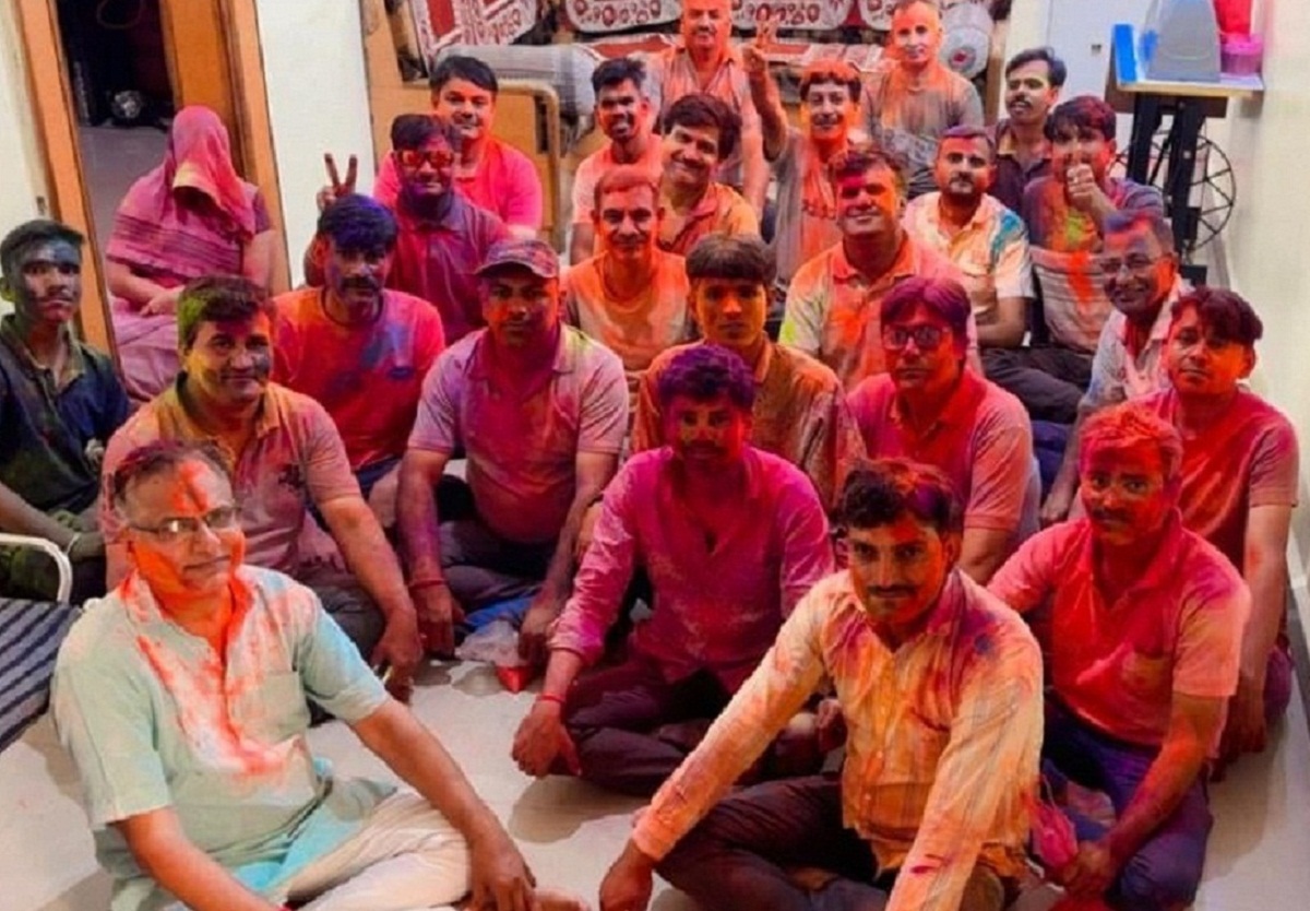 हुब्बल्ली में उत्साह के साथ मनाई गई रंग पंचमी, रंग-गुलाल के साथ ही ढोल-नगाड़ों के साथ युवाओं ने जमकर किया नृत्य