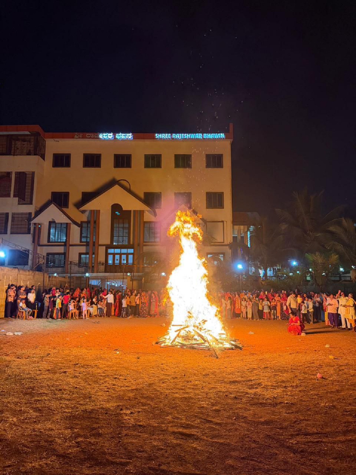 श्रद्धा और उल्लास के साथ हुआ होलिका दहन, विधि-विधान से हुई पूजा-अर्चना, सुख-समृद्धि की कामना
