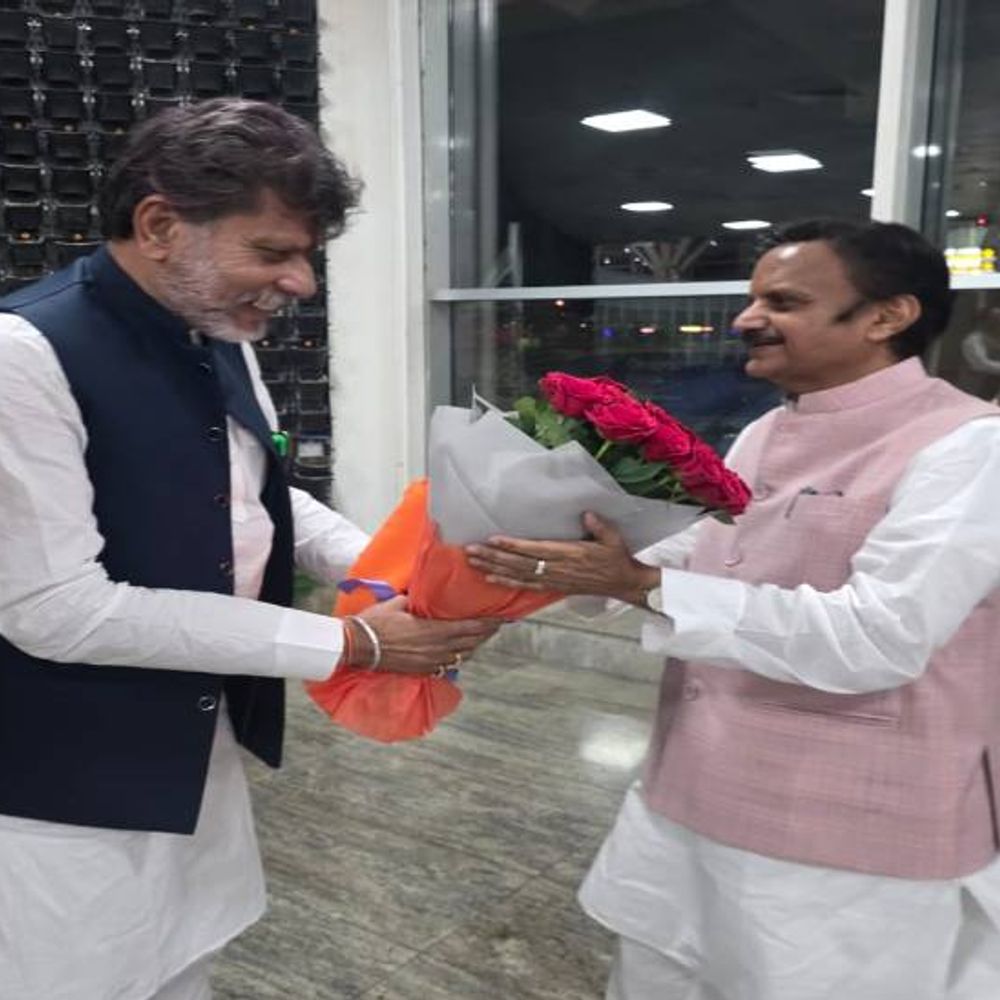 रायपुर पहुंचे एमपी के डिप्टी सीएम राजेंद्र शुक्ल:बीजेपी नेताओं ने स्वामी विवेकानंद एयरपोर्ट पर किया स्वागत, 2 दिन छत्तीसगढ़ में रहेंगे