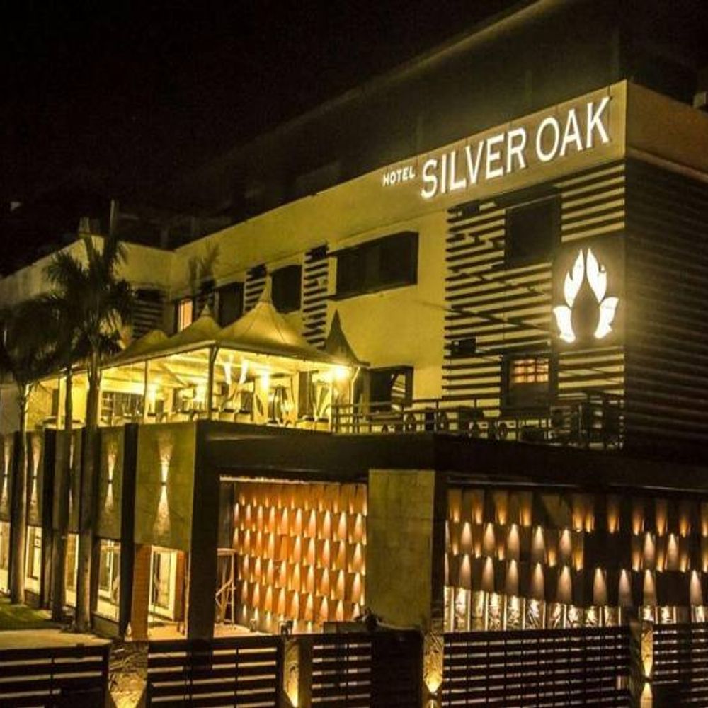 सिल्वर-ऑक बार में बोतल बेचते पकड़ाया कर्मचारी:बिलासपुर में आबकारी विभाग ने रंगे-हाथ पकड़ा, बार को सील कर एक सप्ताह के लिए लाइसेंस किया सस्पेंड