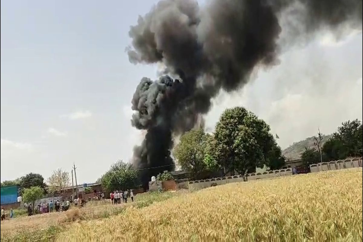 नेशनल हाईवे के पास रुई के गोदाम में लगी आग, लाखों का माल जलकर हुआ राख