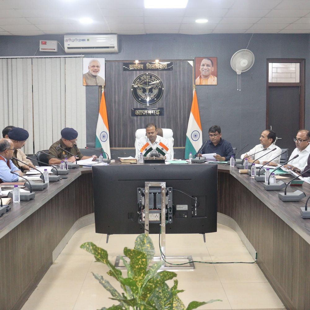 आजमगढ़ में पुलिस भर्ती परीक्षा की तैयारी बैठक:बायोमेट्रिक करने वाले कर्मियों की सूची लेकर उनका पुलिस वेरिफिकेशन कराने के निर्देश