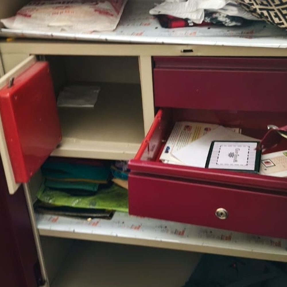 आजमगढ़ में PGI पुलिस चौकी के पास लाखों की चोरी:एक ही रात 6 घरों में ताले तोड़े गए, मामले की छानबीन में जुटी पुलिस