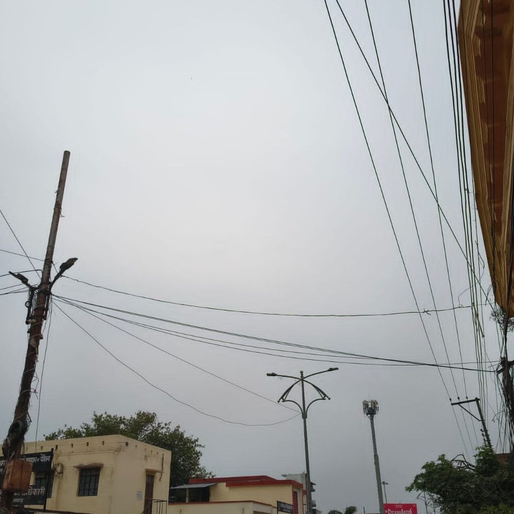 आजमगढ़ में मौसम का मिजाज बदला:आसमान में छाए काले बादल बारिश की संभावना, 7 डिग्री गिरा तापमान