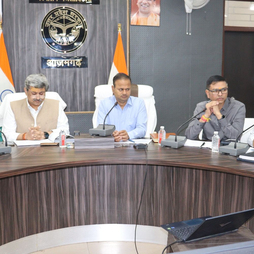 आजमगढ़ में अधिकारियों के साथ डीएम की बैठक:जिले में गैस सिलेंडर की कालाबाजारी नहीं की जाएगी बर्दाश्त, तौहीद एजेंसी पर दर्ज हुआ मुकदमा