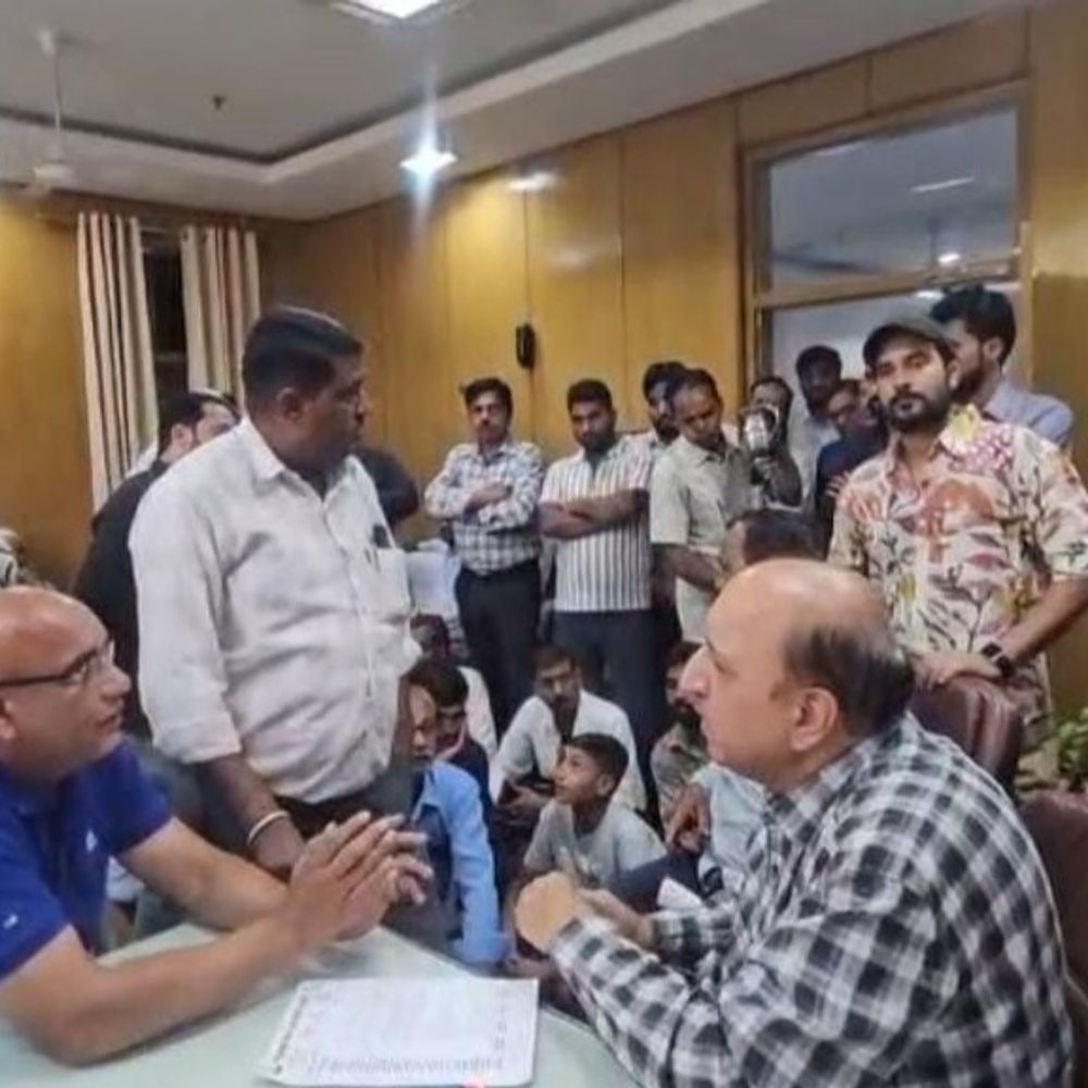 अजमेर में पोल्ट्री फार्म संचालकों ने जताया विरोध:डिस्कॉम मुख्यालय पहुंचे, बोले-बकाया वसूली पर लगे रोक