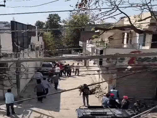 लुधियाना के कृष्णा नगर में गुंडागर्दी का वीडियो:महीने पहले तेज रफ्तार गाड़ी चलाने से टोका था, आज 15 हमलावरों ने दुकानदार और महिलाओं को पीटा