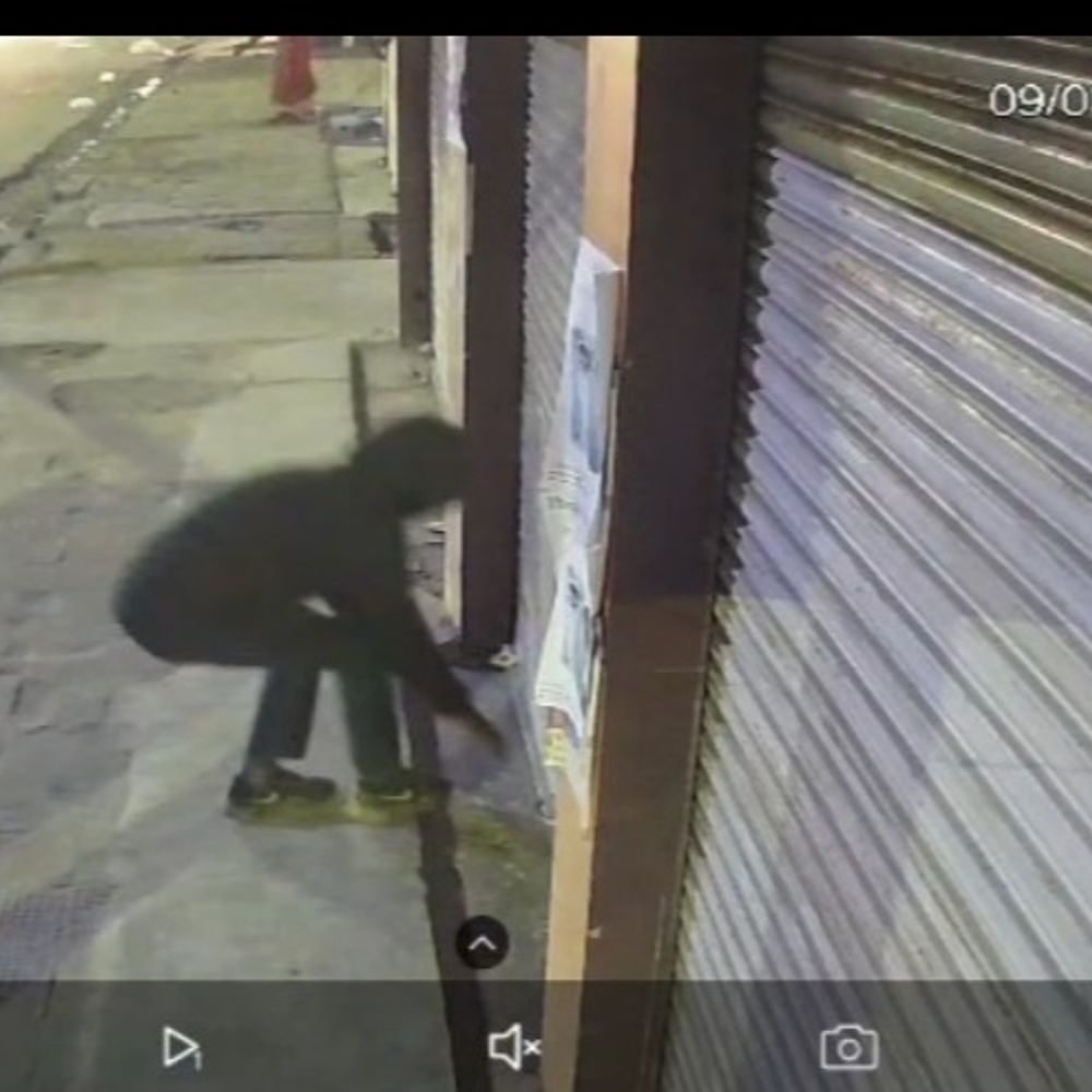 मोबाइल दुकान का शटर तोड़कर नगदी व मोबाइल चोरी:45 लाख का सामान ले गए चोर, चौकी से 400 मीटर दूर की घटना