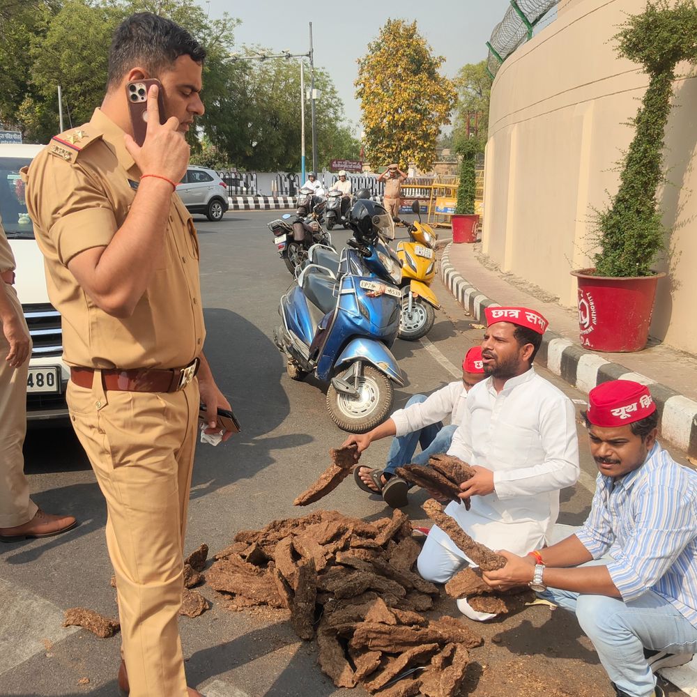 लखनऊ में उपले बांट कर विरोध प्रदर्शन:गैस की किल्लत के बीच मुफ्त उपले बांटे , प्रदर्शनकारी बोले- भाजपा के अच्छे दिनों का सिलेंडर खाली हो गया