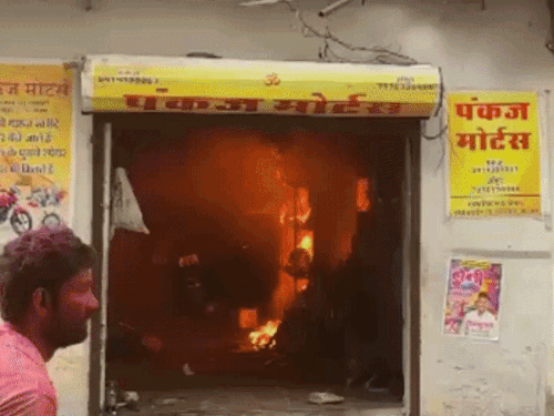 ऑटो पार्ट्स की दुकान में लगी भीषण आग,VIDEO:आधे घंटे तक होते रहे धमाके, पुलिस ने 200 मीटर पब्लिक को दूर रखा, कई गाड़ियां चपेट में आई