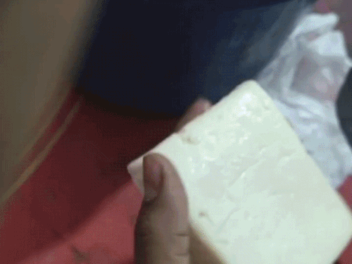 अजमेर में होली पर सड़ा पनीर बेचने का आरोप:ग्राहक एक्सचेंज कराने पहुंचा तो कर्मचारियों ने किया इनकार, खाद्य विभाग से जांच की मांग