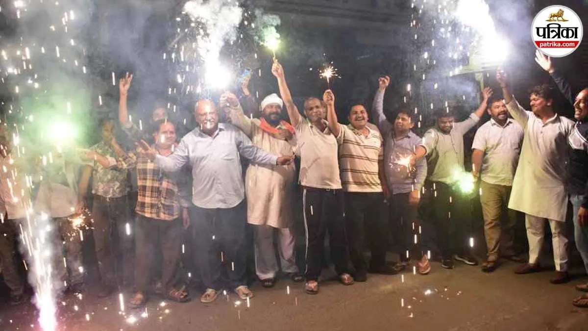 भारत की ऐतिहासिक जीत पर मुरादाबाद झूमा, होली के बाद सड़कों पर दिखा दिवाली जैसा माहौल, देर रात तक चला जश्न