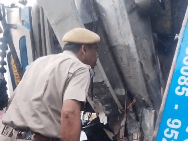 बरेली से जयपुर जा रही स्लीपर कोच बस पलटी:7 यात्री घायल, ड्राइवर को नींद आने से हुआ हादसा, डिवाइडर से टकराई थी बस