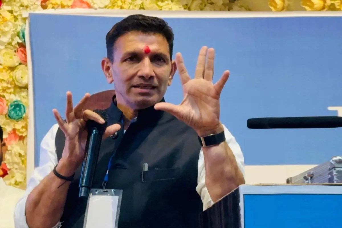 MP News- मंत्री की कॉलर पकड़कर हिसाब लेने को तैयार लोग, जीतू पटवारी के वीडियो पर खलबली