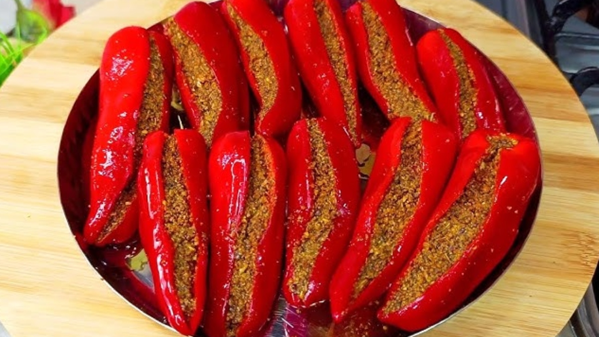 बनाएं मसालेदार लाल मिर्च का भरवां अचार, नोट कर लीजिए रेसिपी, तीखेपन से खुल जाएंगे सारे टेस्ट बड्स
