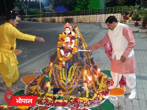 देशभर में होलिका दहन, उज्जैन में महाकाल की विशेष आरती:भोपाल में CM यादव ने होली जलाई; मुंबई में लव-जिहाद की थीम पर होलिका दहन