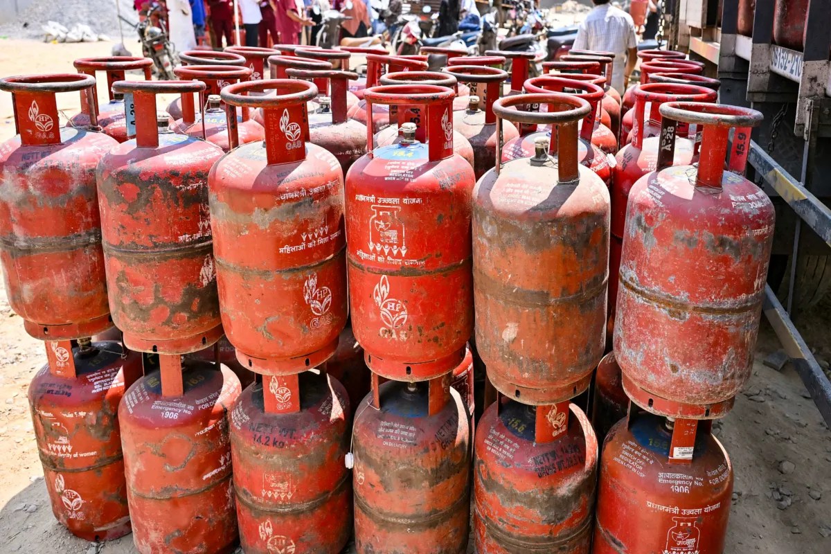 LPG cylinder Raid: अवैध गैस कारोबार का भंडाफोड़! 599 सिलेंडर जब्त कर जांच शुरू, छापेमारी में खुली पोल…