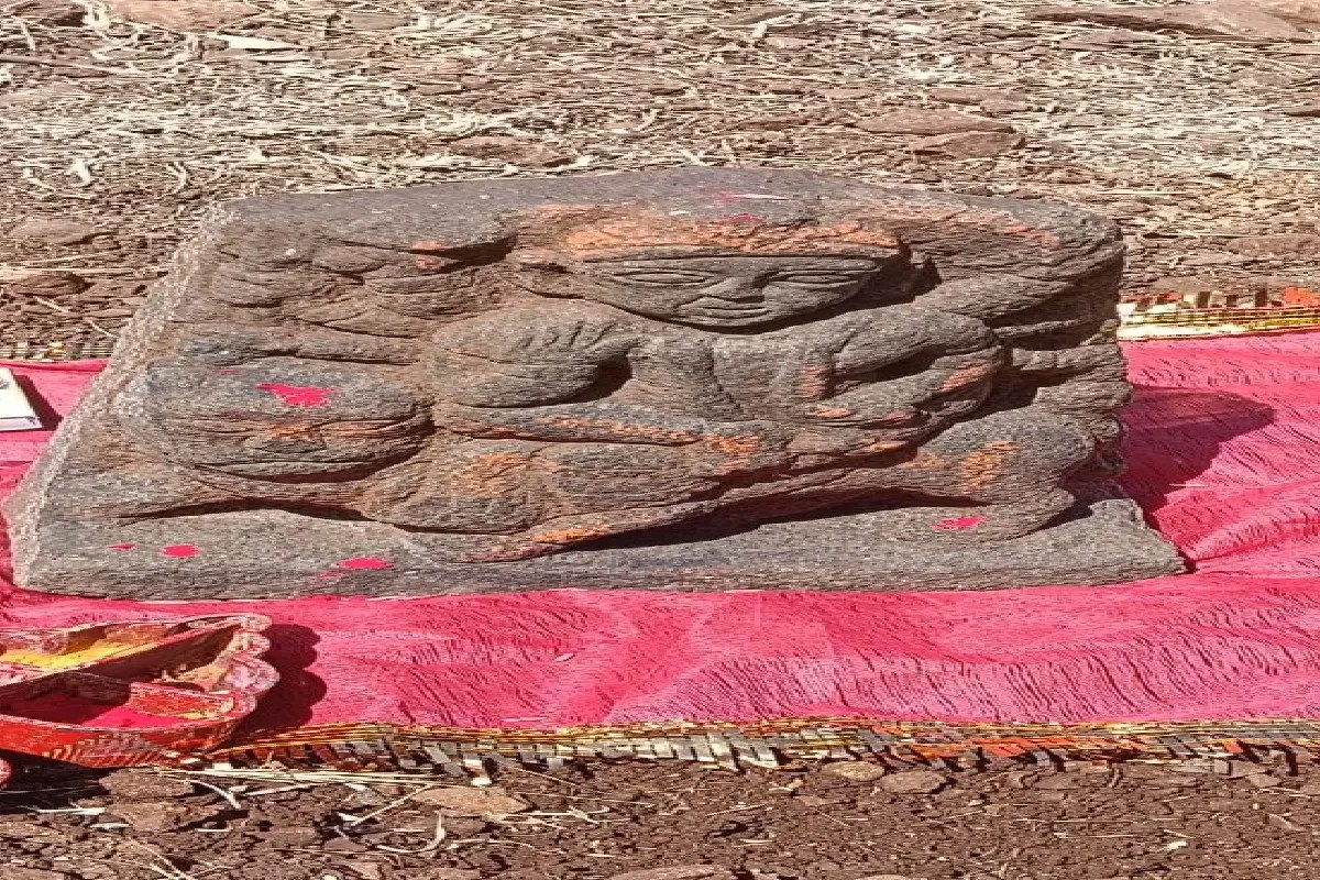 एक साल से सपने में दर्शन दे रहीं थीं माता, खुदाई की तो निकली अष्टभुजा वाली मूर्ति