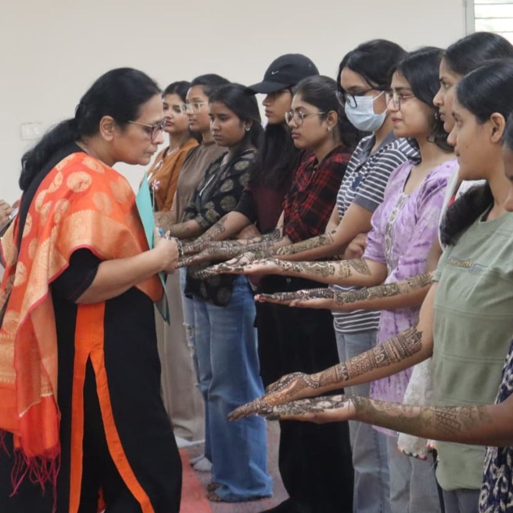 ‘उन्मेष 2026’ में दिखी छात्र-छात्राओं की प्रतिभा:काशी हिंदू विश्वविद्यालय में रचनात्मक प्रतियोगिताओं का आयोजन, मेहंदी- रंगोली व फोटोग्राफी की झलक