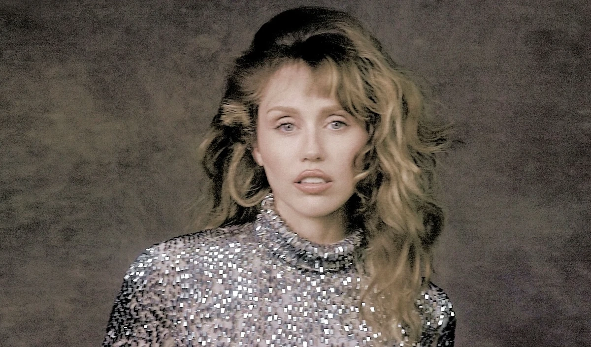 Miley Cyrus ने फिर जीया Hannah Montana का जादू! 20वीं सालगिरह के प्रीमियर पर मंगेतर मैक्स मोरांडा संग बिखेरा जलवा