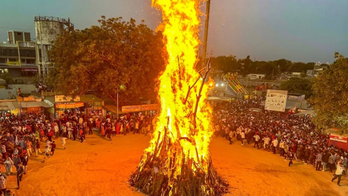 Holika Dahan 2026 Wishes Live Update: जले नकारात्मकता, घर में आए खुशहाली और विश्वास, होलिका दहन पर अपनों को भेजें ये खास शुभकामनाएं