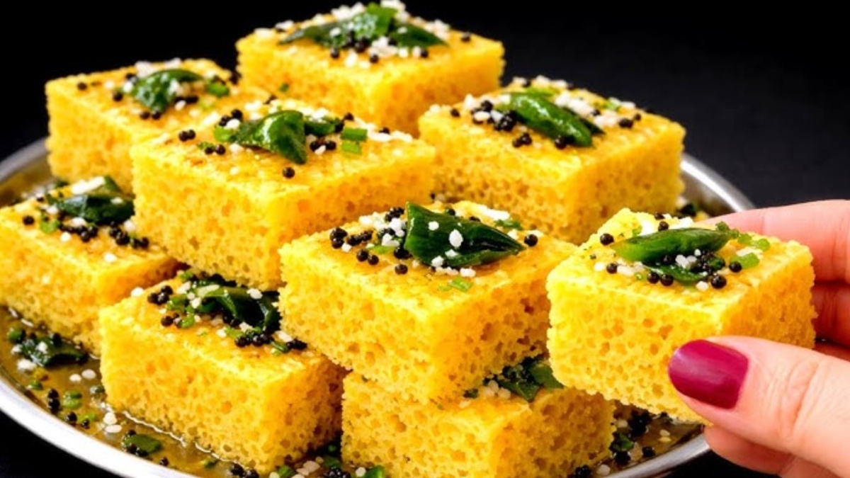 मिनटों में बनाएं सुपर सॉफ्ट जालीदार ढोकला, स्पॉन्जी इतना कि खाने में आ जाएगा स्वाद, नोट करें विधि