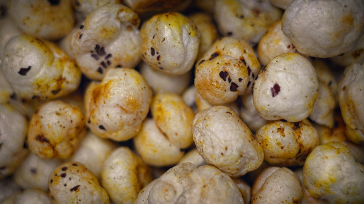 बिना तेल-घी के भी मखाना बनेगा सुपर क्रिस्पी, भुनने के लिए बस अपनाएं ये आसान तरीके