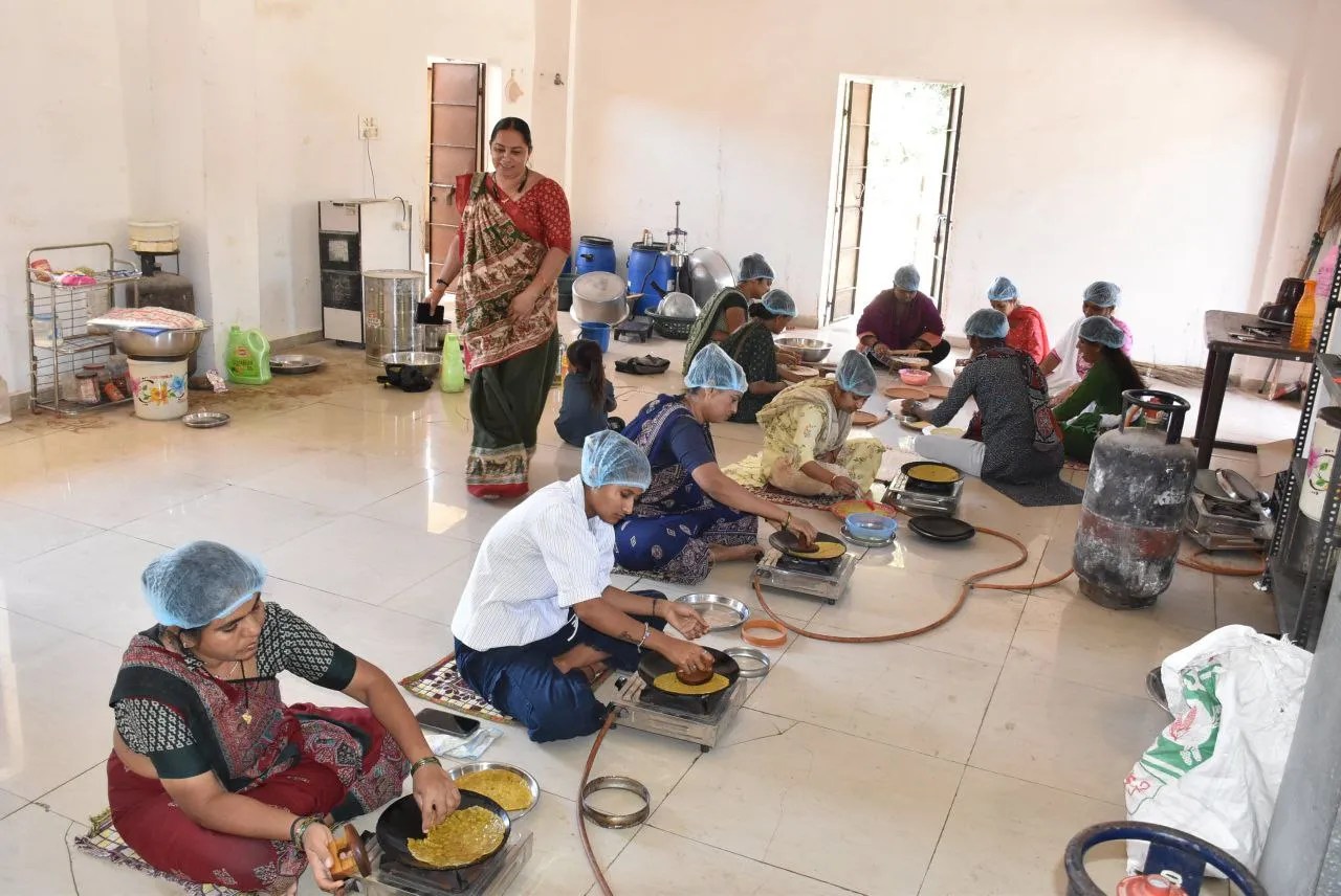 मेहसाणा : खाखरा-पापड़ की बिक्री से महिलाएं कर रहीं लाखों की कमाई