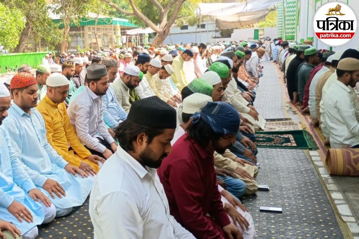 अलविदा ऐ माहे रमज़ान अलविदा… अमन-ओ-सुकून के साथ अदा हुई जुमा-तुल-विदा की नमाज़, मुल्क की सलामती को उठे हजारों हाथ