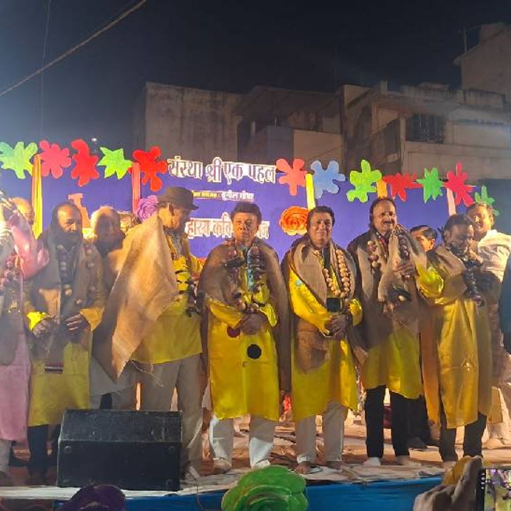 इंदौर में होली पर हंसी का महोत्सव:नेमीनाथ चौराहे पर सजा ‘टेपा सम्मेलन’; सब्जियों की माला और झाड़ू टोपी से हुआ अनोखा सम्मान