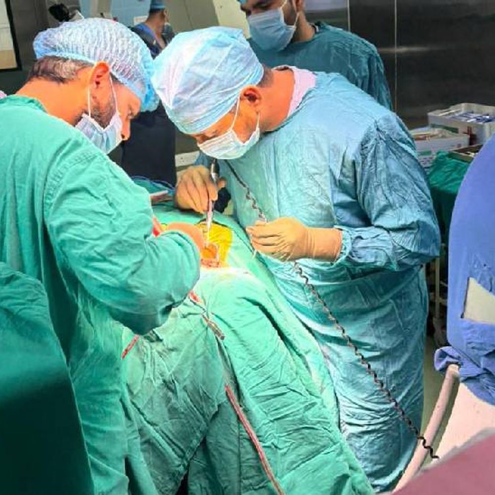 इंदौर में गर्दन की खिसकी हड्डी की सफल सर्जरी:हाई-टेक तकनीक से 7 घंटे चला ऑपरेशन; 70 वर्षीय महिला को मिली नई जिंदगी