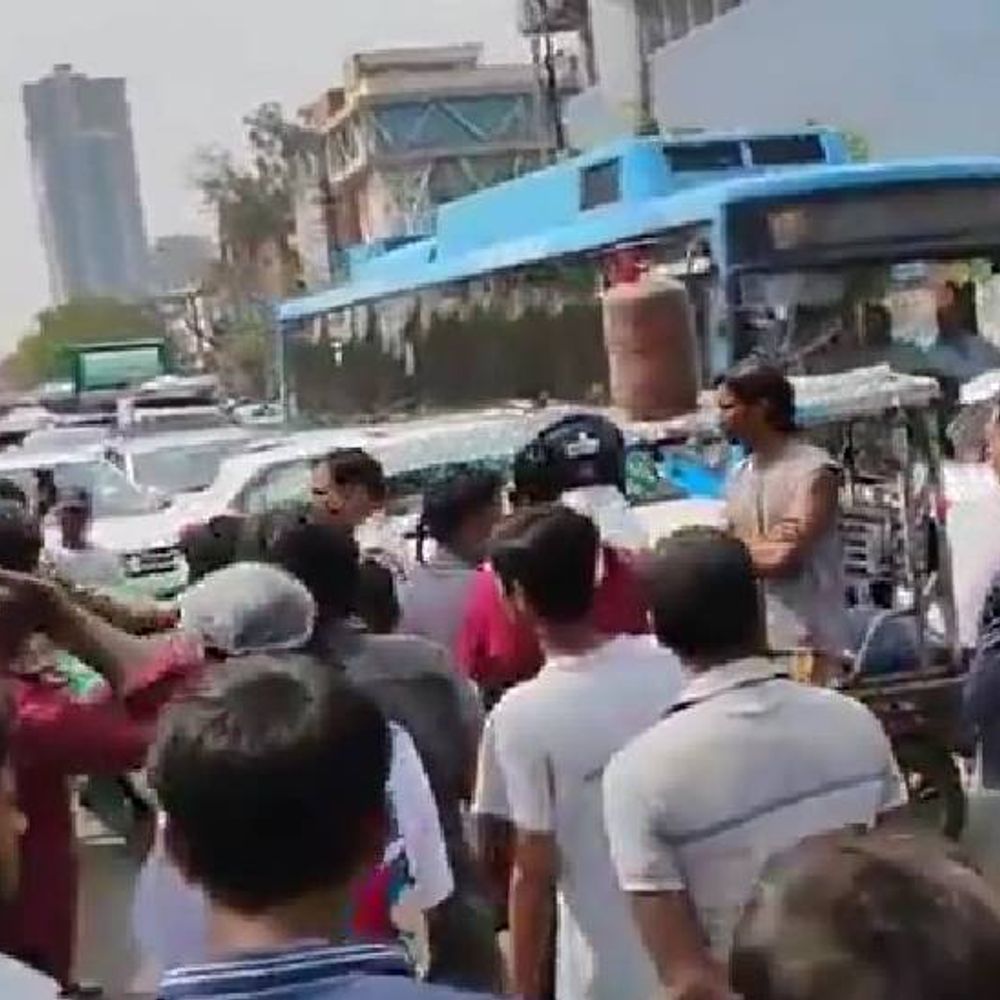 नोएडा में सिलेंडर नहीं मिलने पर सड़क जाम:लोग बोले,” दो दिन हो गए बच्चे घर में भूखे है” हमे गैस चाहिए