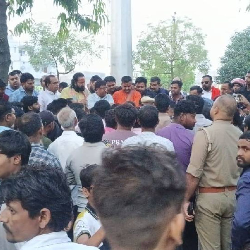 नोएडा में धर्म छिपाकर युवती को फंसाया:लिवइन में बनाया वीडियो, दो साल तक बनाए रिलेशन बजरंग दल ने किया प्रदर्शन