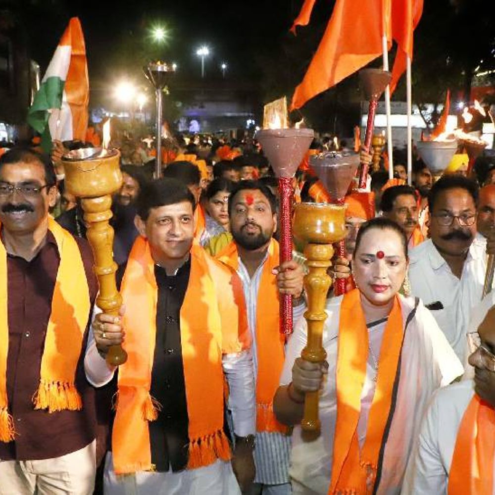 इंदौर में शहीदों की स्मृति में निकली मशाल यात्रा:कई मंचों से पुष्प वर्षा कर दी गई श्रद्धांजलि; देशभक्ति के नारों की गूंज