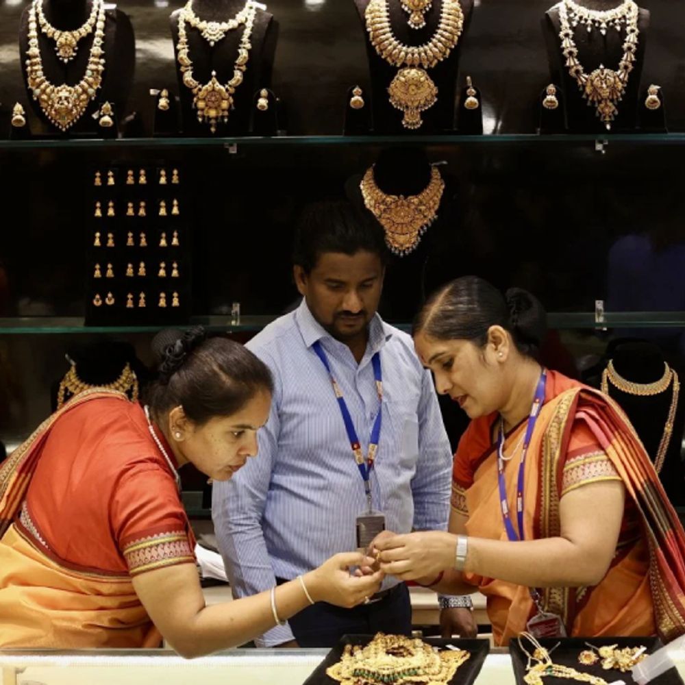 सोने ₹56 रुपए घटा, 10 ग्राम की कीमत ₹1.39 लाख:चांदी में ₹1 हजार रुपए की तेजी, दाम 2.20 लाख रुपए प्रति किलो पर पहुंचे