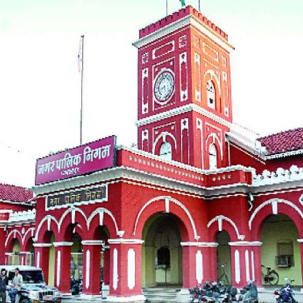 जबलपुर के तिलवारा में लहरा रहा फटा राष्ट्रीय ध्वज:महापौर की पहल पर लगा था 75 फीट ऊंचा तिरंगा, 3 दिन में कोई देखने नहीं आया