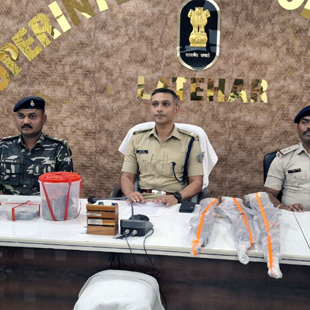 इनामी उग्रवादियों की निशानदेही पर हथियार बरामद:लातेहार के गारू जंगल से भारी मात्रा में गोला-बारूद जब्त, 12 मार्च को हुई थी गिरफ्तारी