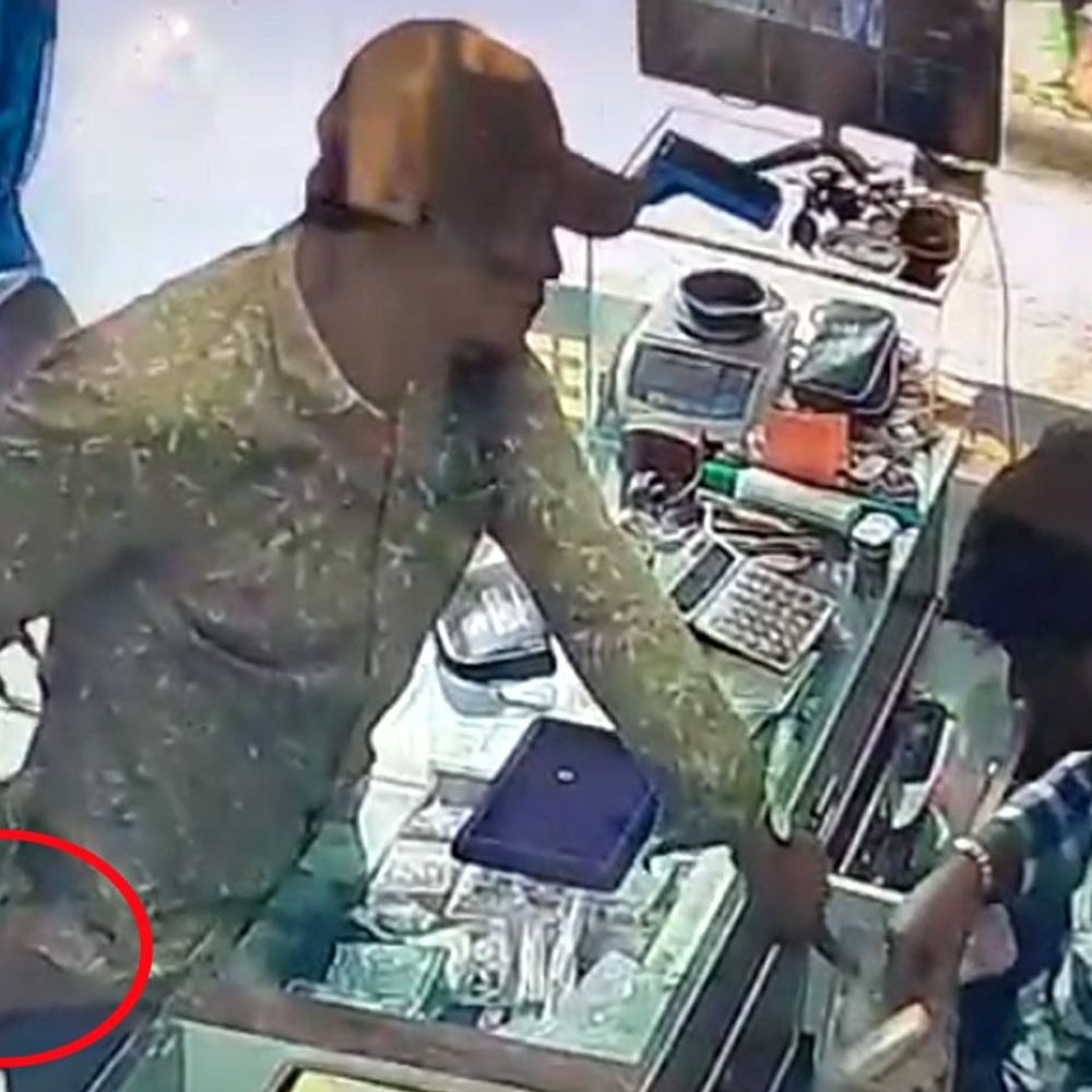 जमशेदपुर में ज्वेलरी शॉप से लाखों के गहने चोरी:ग्राहक बन युवक ने 24 लाख रुपए का आभूषण किया गायब, वारदात CCTV में हुई कैद