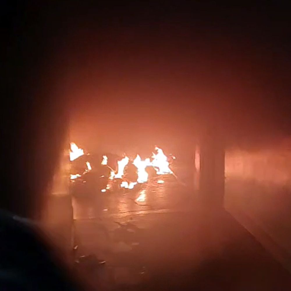 कोडरमा में युवक ने घर में लगाई आग:जमीन बंटवारे के विवाद में लाखों की संपत्ति जलकर खाक, आरोपी पहले भी जा चुका है जेल