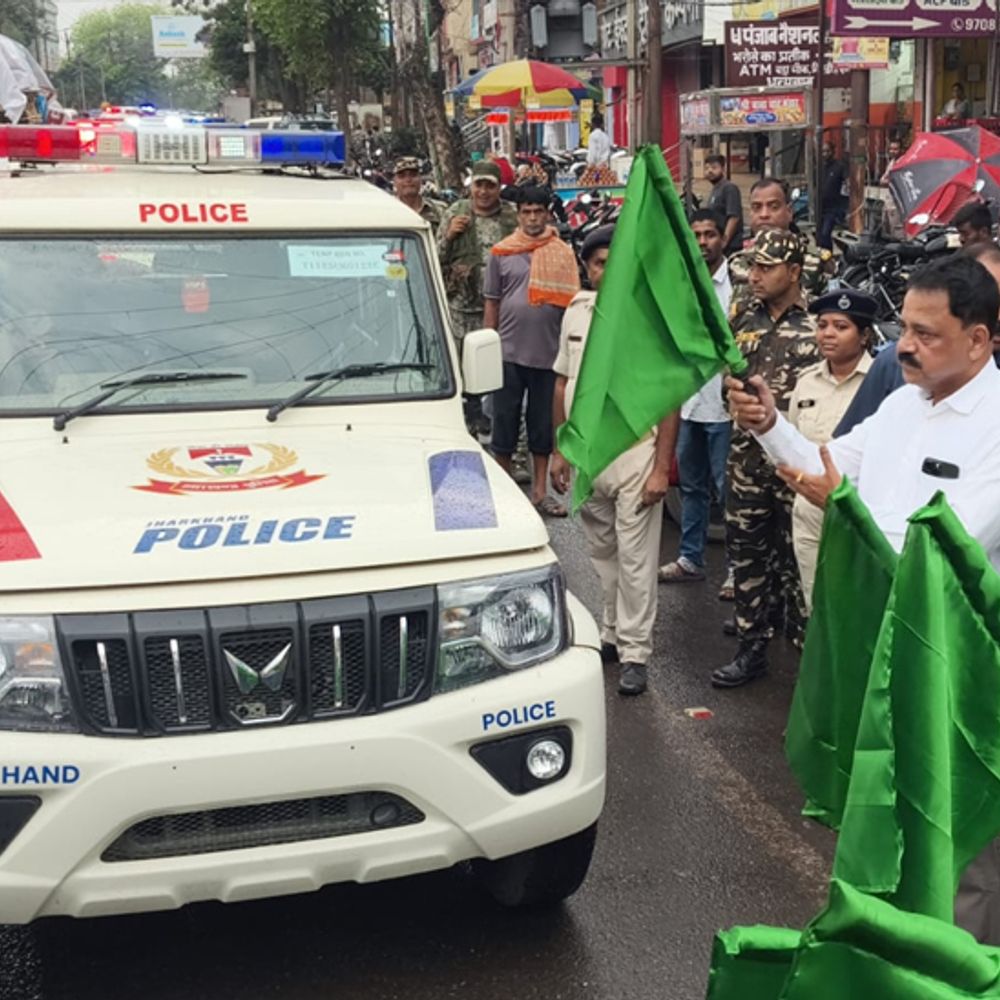 गिरिडीह में ईद-रामनवमी को लेकर फ्लैग मार्च:मंत्री सुदिव्य सोनू ने नई PCR गाड़ियों को दिखाई हरी झंडी, गश्ती व्यवस्था में आएगी मजबूती