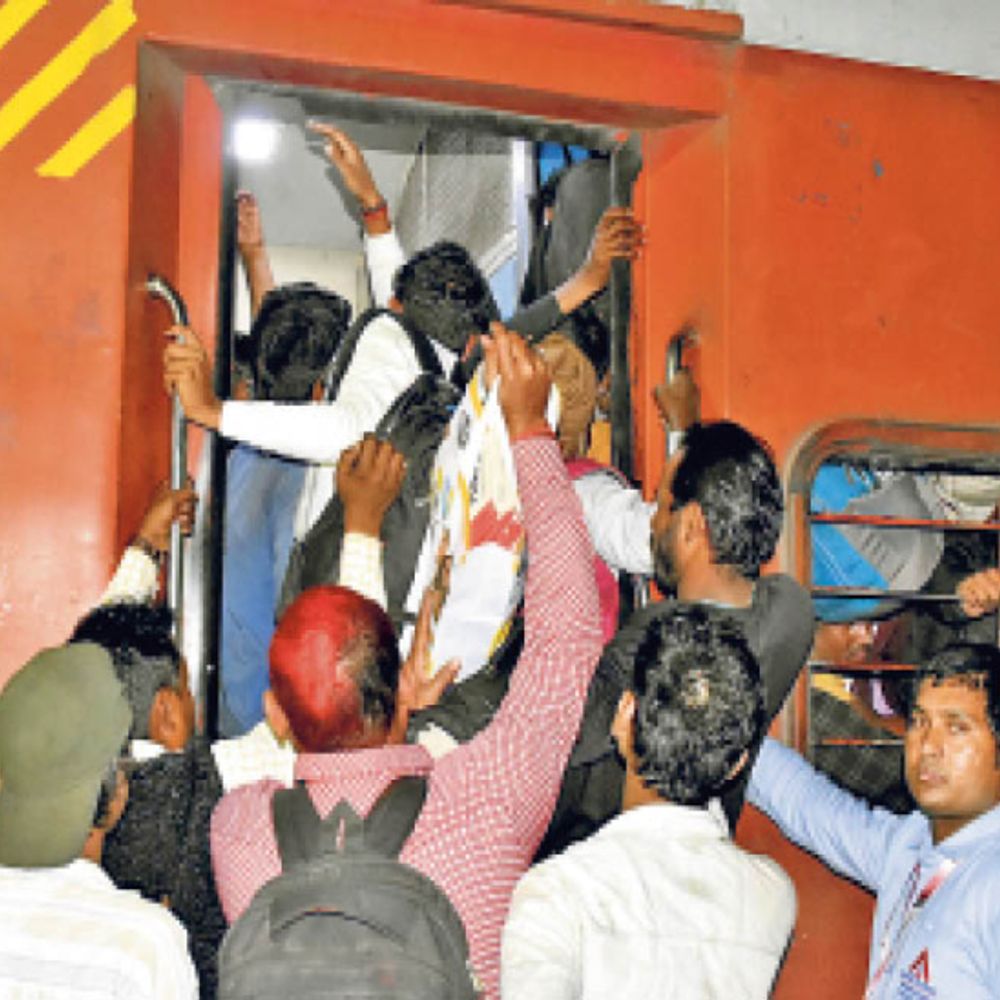 ट्रेनों में उमड़ पड़ी भीड़:ट्रेन में चढ़ना तो दूर, प्लेटफॉर्म पर खड़ा रहना भी मुश्किल…वापसी में भी रहेगी यही स्थिति