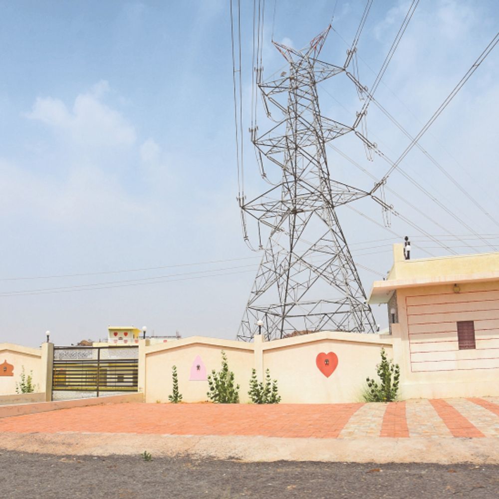 जिम्मेदार बेखबर:400 केवी पोल के अंदर से बना दी फार्म हाउस की बाउंड्री; हादसे का खतरा