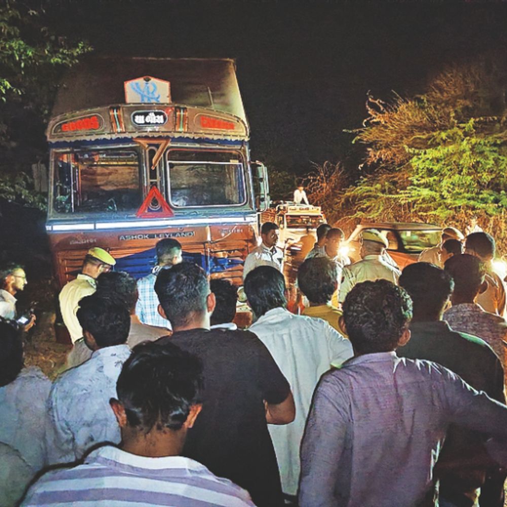 मौत की घटना:ट्रक पर बदमाशों ने फेंके पत्थर चालक के कनपटी पर लगे, मौत