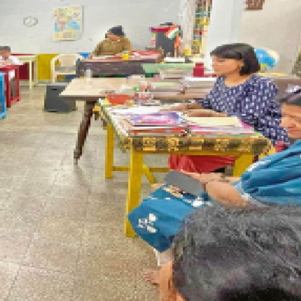 बच्चों के लिए पड़ोसी ने दिया घर:अकेली मांओं के बच्चों को पढ़ा रहे हैं नि:संतान दंपती