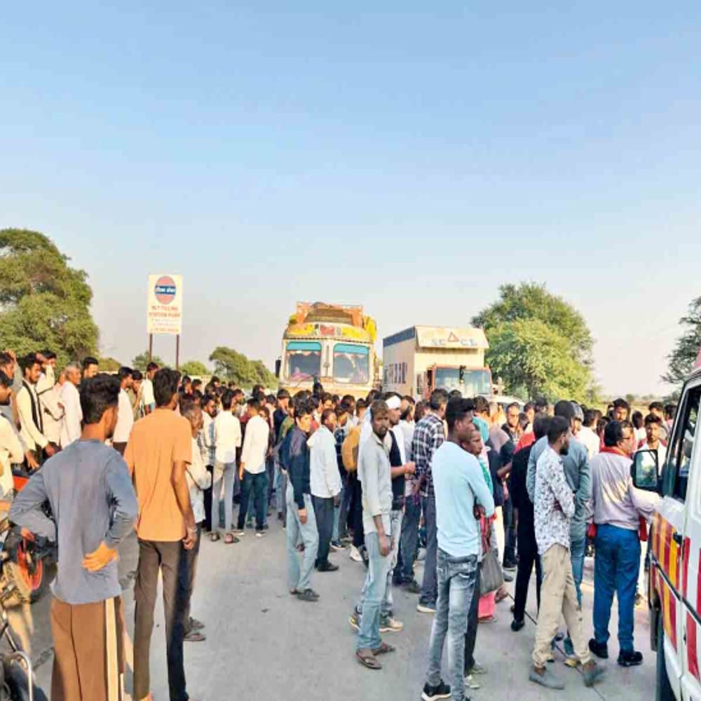 चार गंभीर ग्रामीणों ने दो घंटे किया चक्काजाम:आमने सामने से बाइक की भिड़ंत में एक महिला की मौत