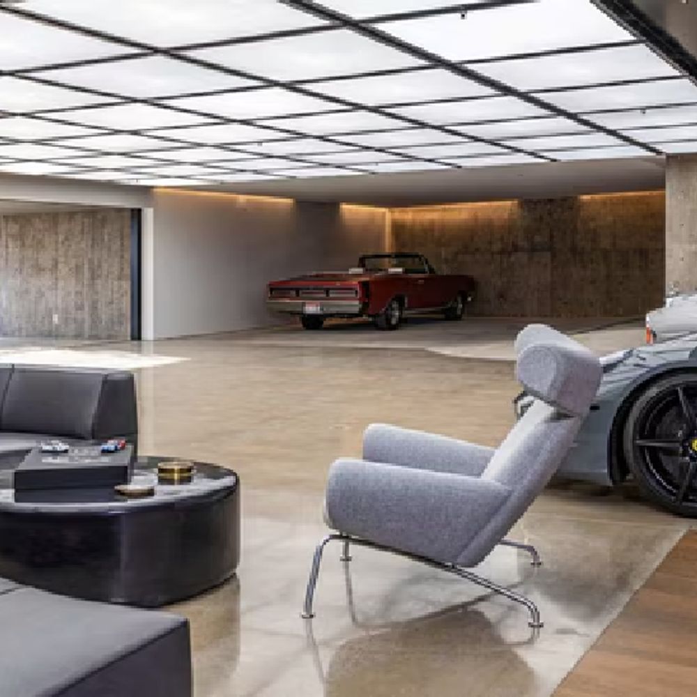 गैरेज में नहीं,ड्राइंग रूम में सजती हैं करोड़ों की कारें:लग्जरी स्टोरेज रईसों का स्टेटस सिंबल, महामारी में घर में रहने की आदत ने इस ट्रेंड को हवा दी