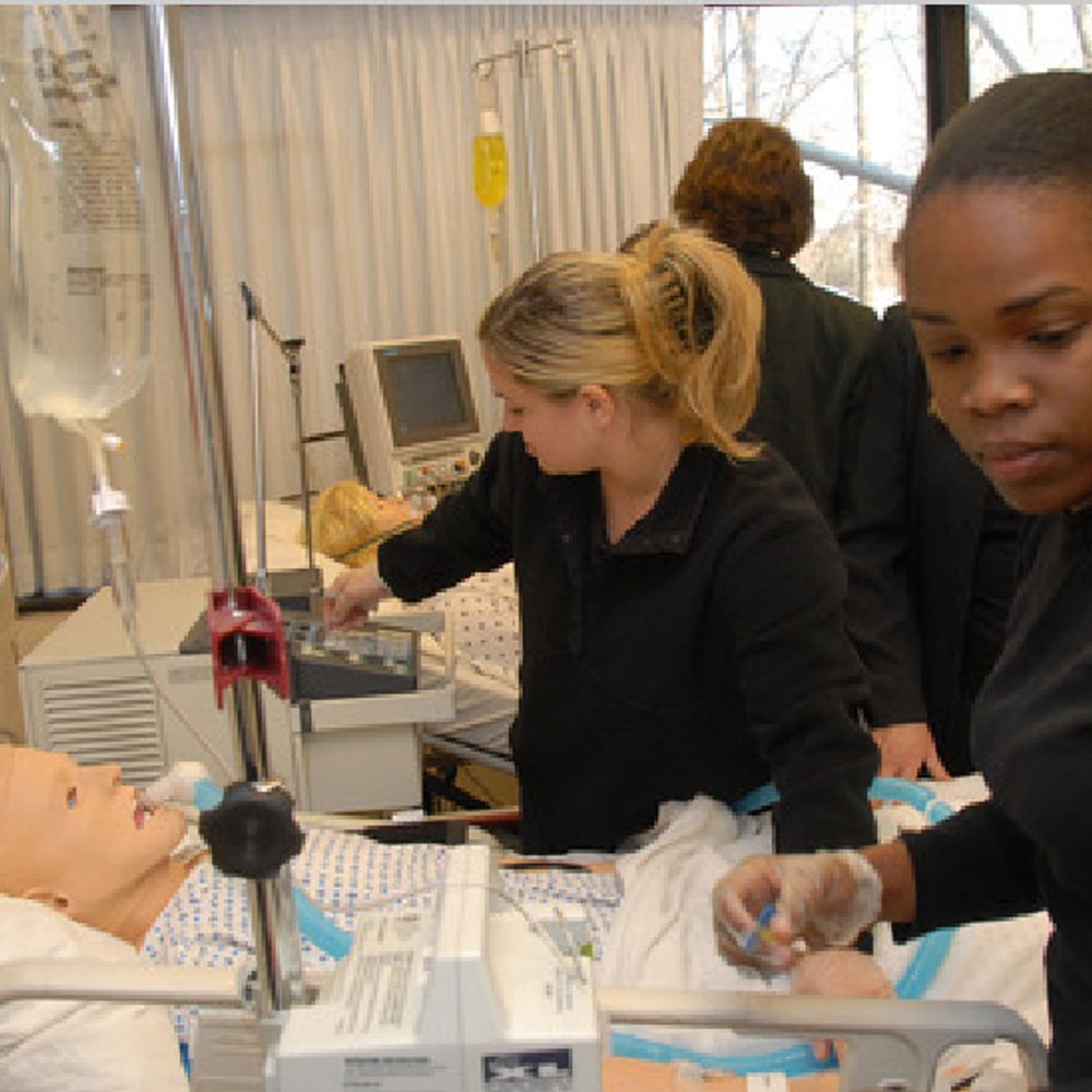 मरीज वर्चुअल, इलाज रियल; डॉक्टर्स को बारीकियां सिखा रहे ‘पुतले’:नब्ज चलेगी, खून बहेगा, दवा देने में गलती हुई तो सुधारने की नसीहत भी