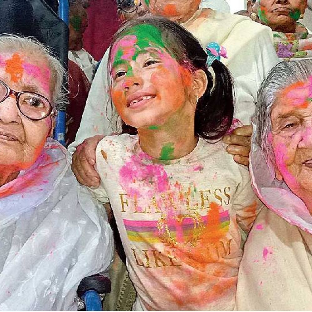 होली से रिश्तों को करें रिचार्ज:होली पर करें ये 4 काम, खुशी के साथ रिश्तों के रंग निखरेंगे; शोध बताते हैं- सकारात्मक यादें मस्तिष्क को सक्रिय रखती हैं