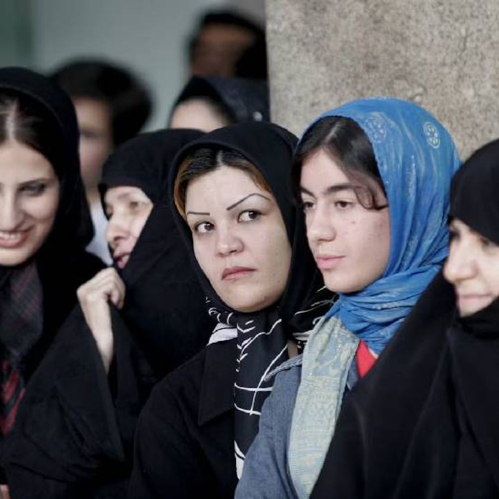 दो जांबाज ईरानी महिलाओं ने साझा किया दमन का दौर:न झुकीं, न डरीं; ईरान में अपने हक के लिए महिलाओं की जंग 47 साल से जारी है