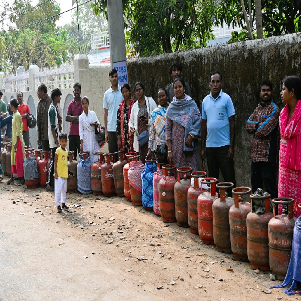 गैस के लिए जंग:झारखंड में रोज 3 लाख सिलेंडर की जरूरत, पर सप्लाई आधी
